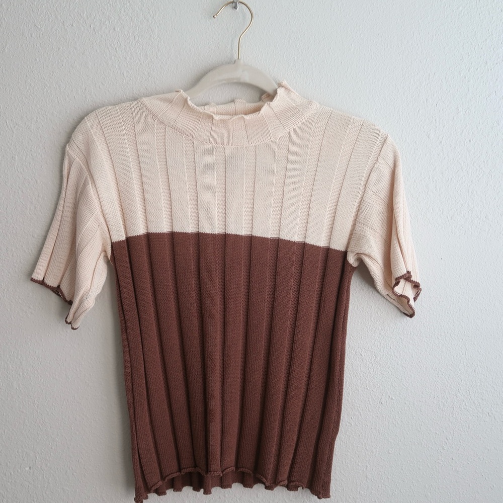 Two-Tone Ribbed Short Sleeve Top in Cream and Brown